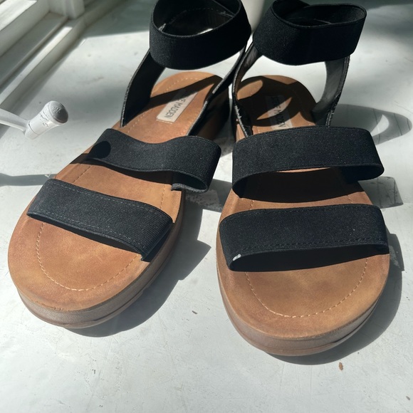 Size 8, Steve Madden black strap sandals - Picture 6 of 6